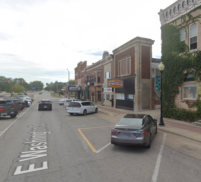 Exterior view of Dino's Pizza & Steakhouse in Washington, IA